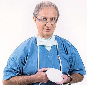 il dottore tiene la protesi per l'aumento del seno